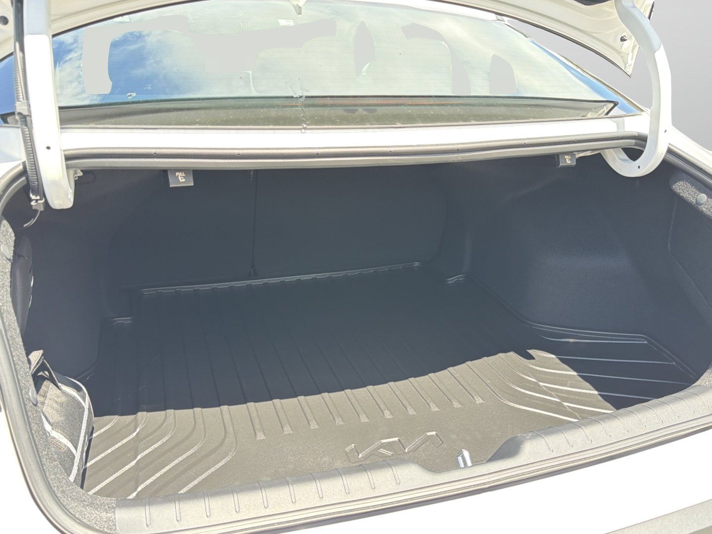New 2026 Snow White Pearl Kia EX image 22