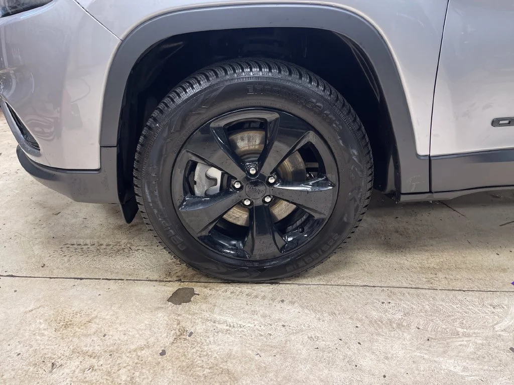Used 2020 Silver Jeep Latitude Plus image 9