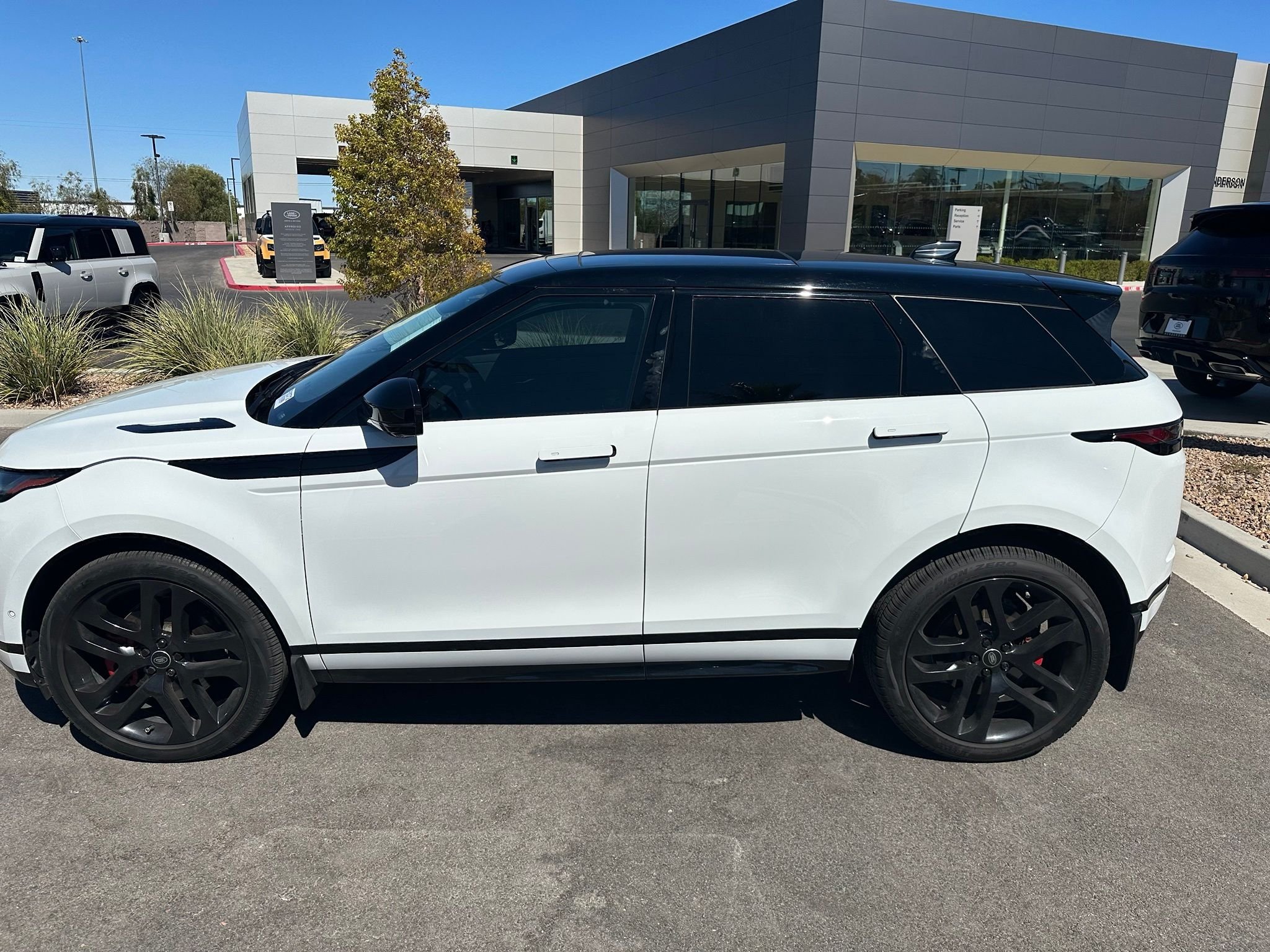 Used 2024 Fuji White Land Rover Dynamic image 13