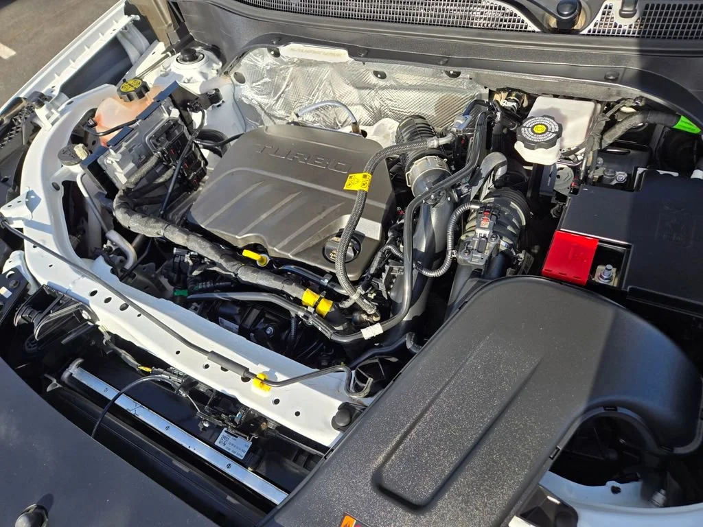 Used 2025 Summit White Chevrolet LT image 16