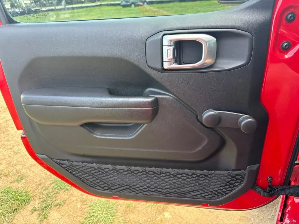 Used 2019  Jeep Sport image 20