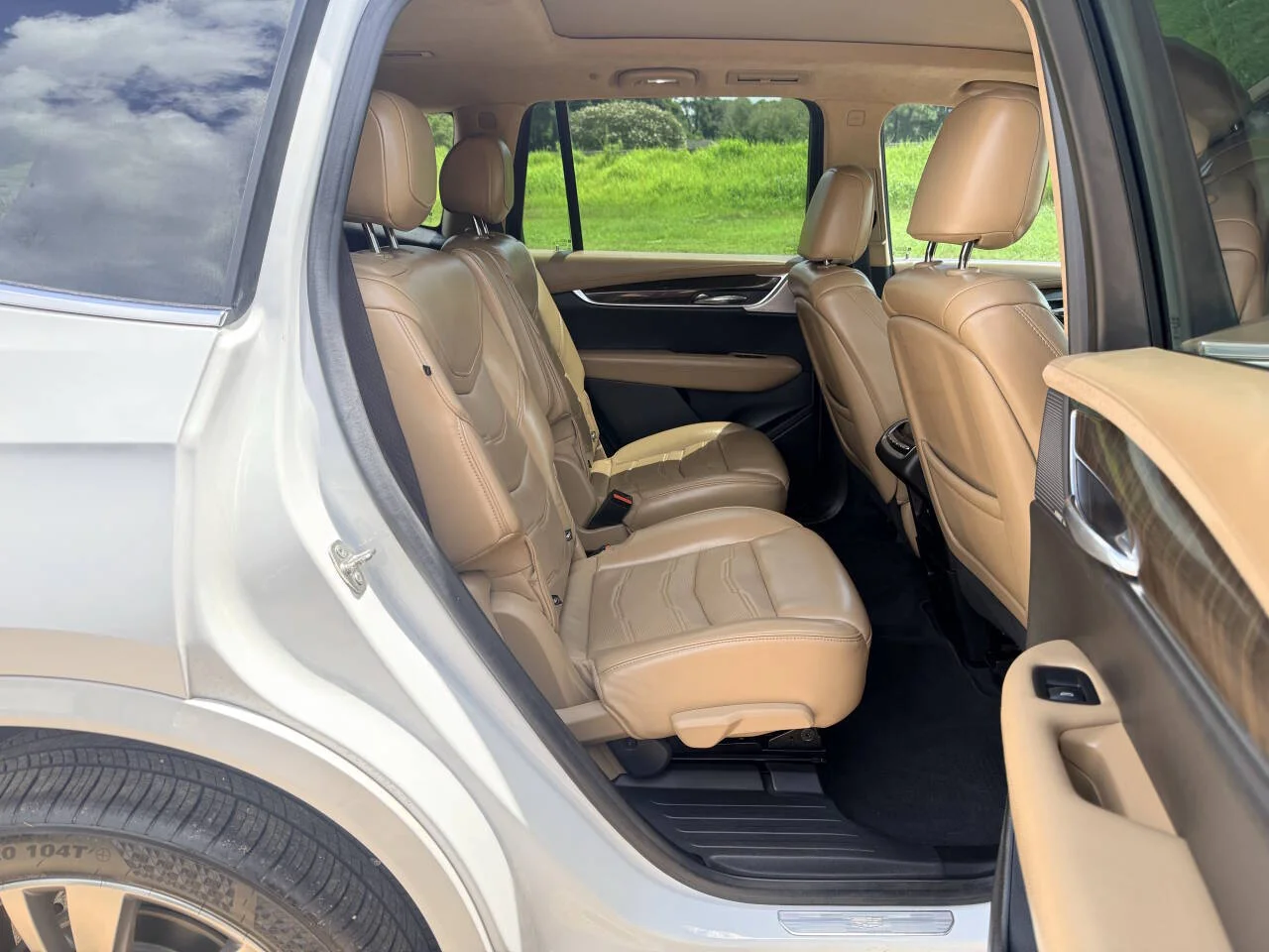 Used 2021 White Cadillac Premium Luxury 4x4 4dr SUV image 15