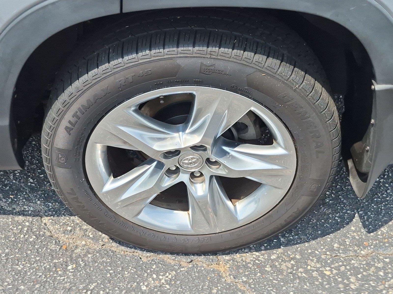 Used 2014 Silver Sky Metallic Toyota Limited image 11