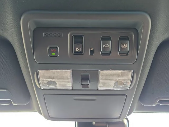 Used 2024 White Nissan Platinum Reserve image 29