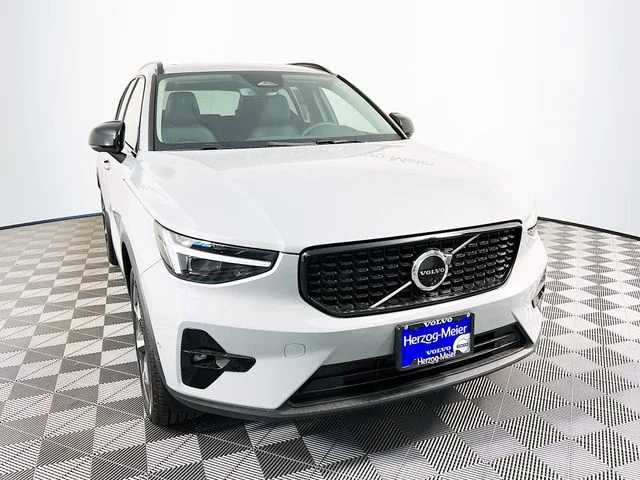 2026 Volvo XC40 B5 Plus Dark AWD's photo
