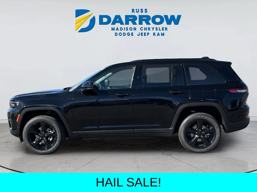 New 2025 Diamond Black Crystal Pearl-Coat Exterior Paint Jeep Laredo image 2