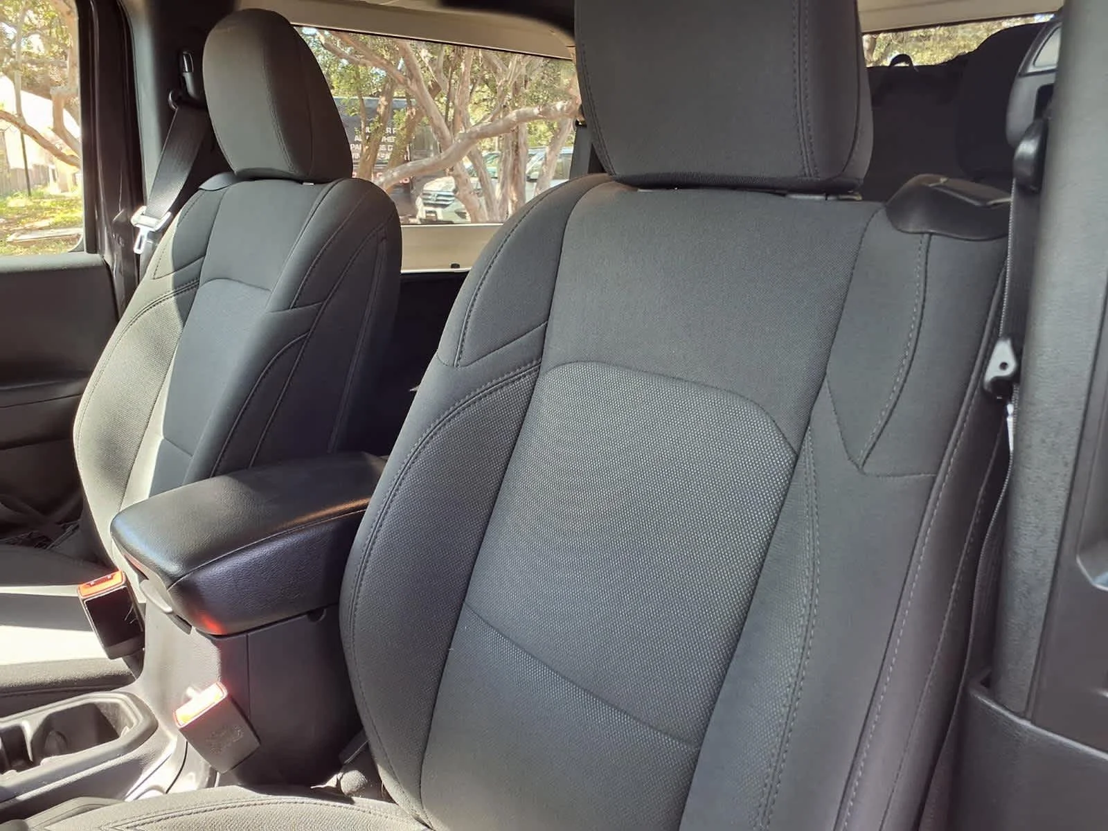 Used 2019  Jeep Sport S image 14