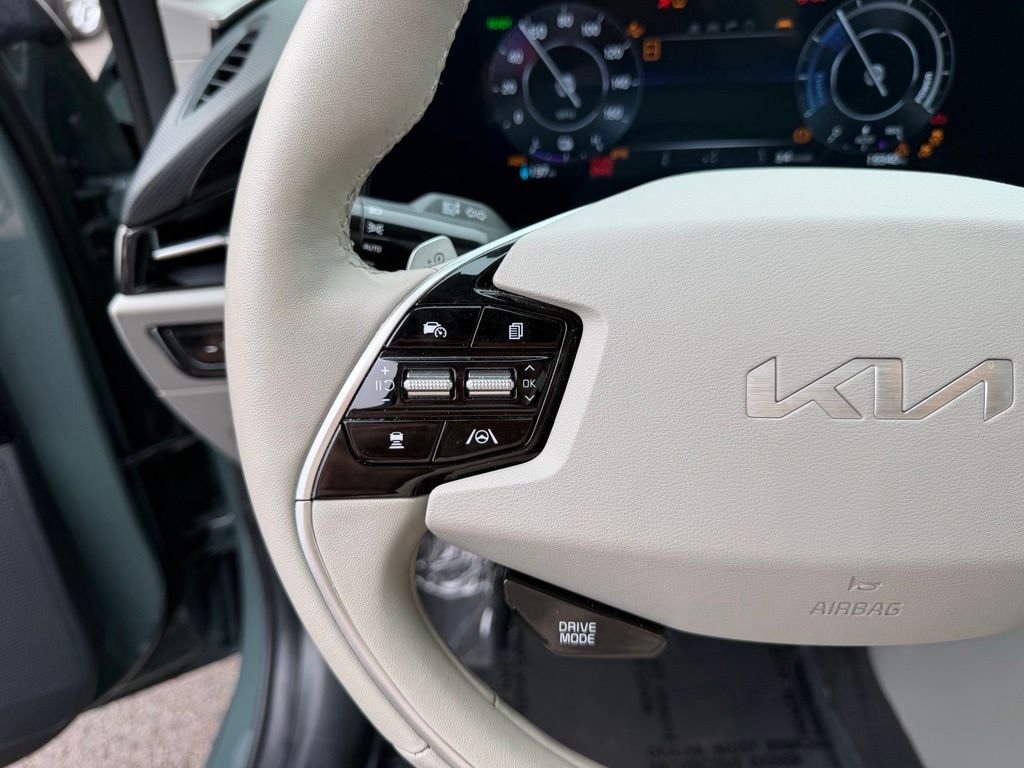 Used 2023 Cityscape Green Kia Wind image 16