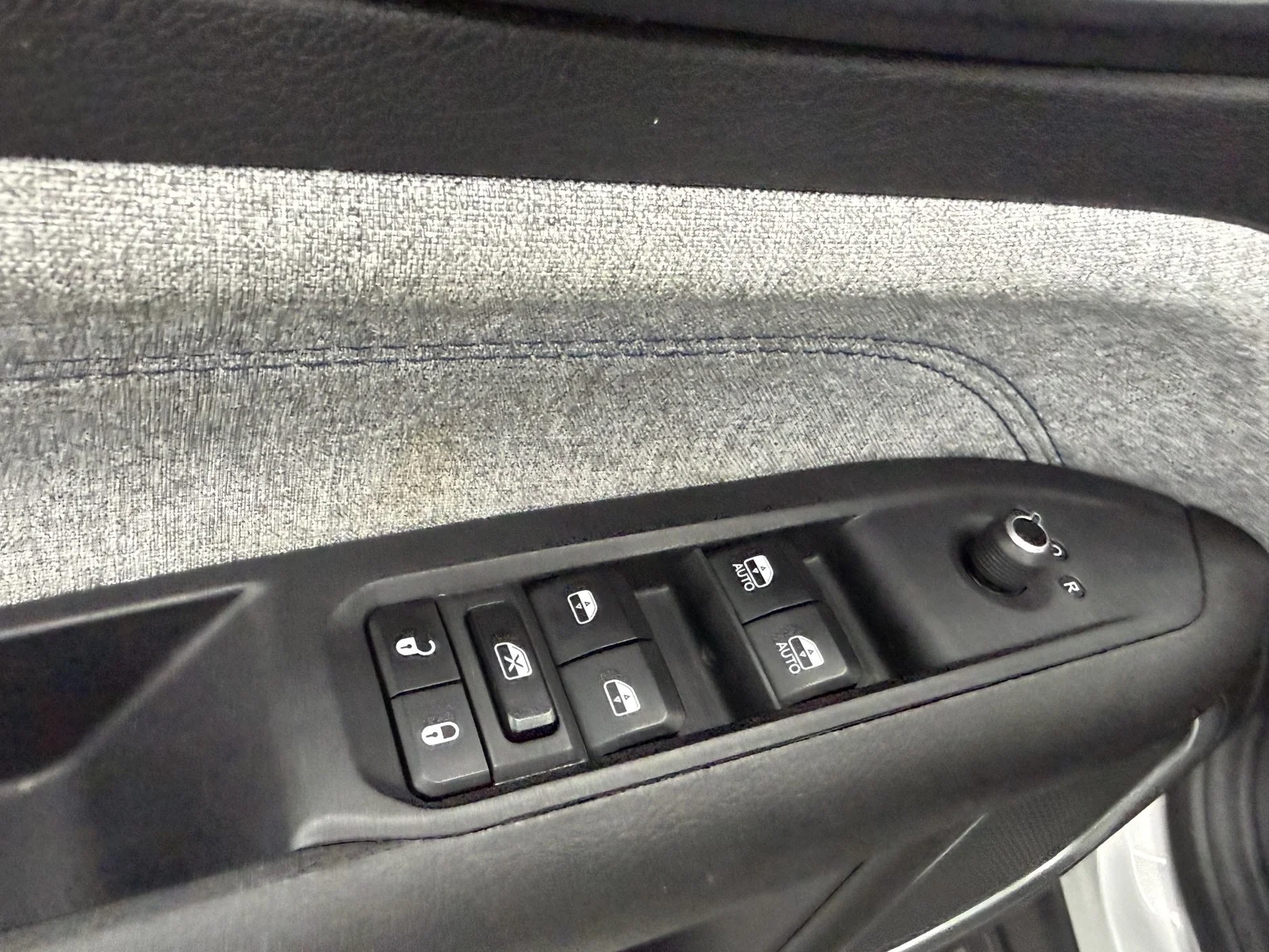 Used 2024 Silver Zynith Metallic Clearcoat Jeep Latitude 4X4 image 27