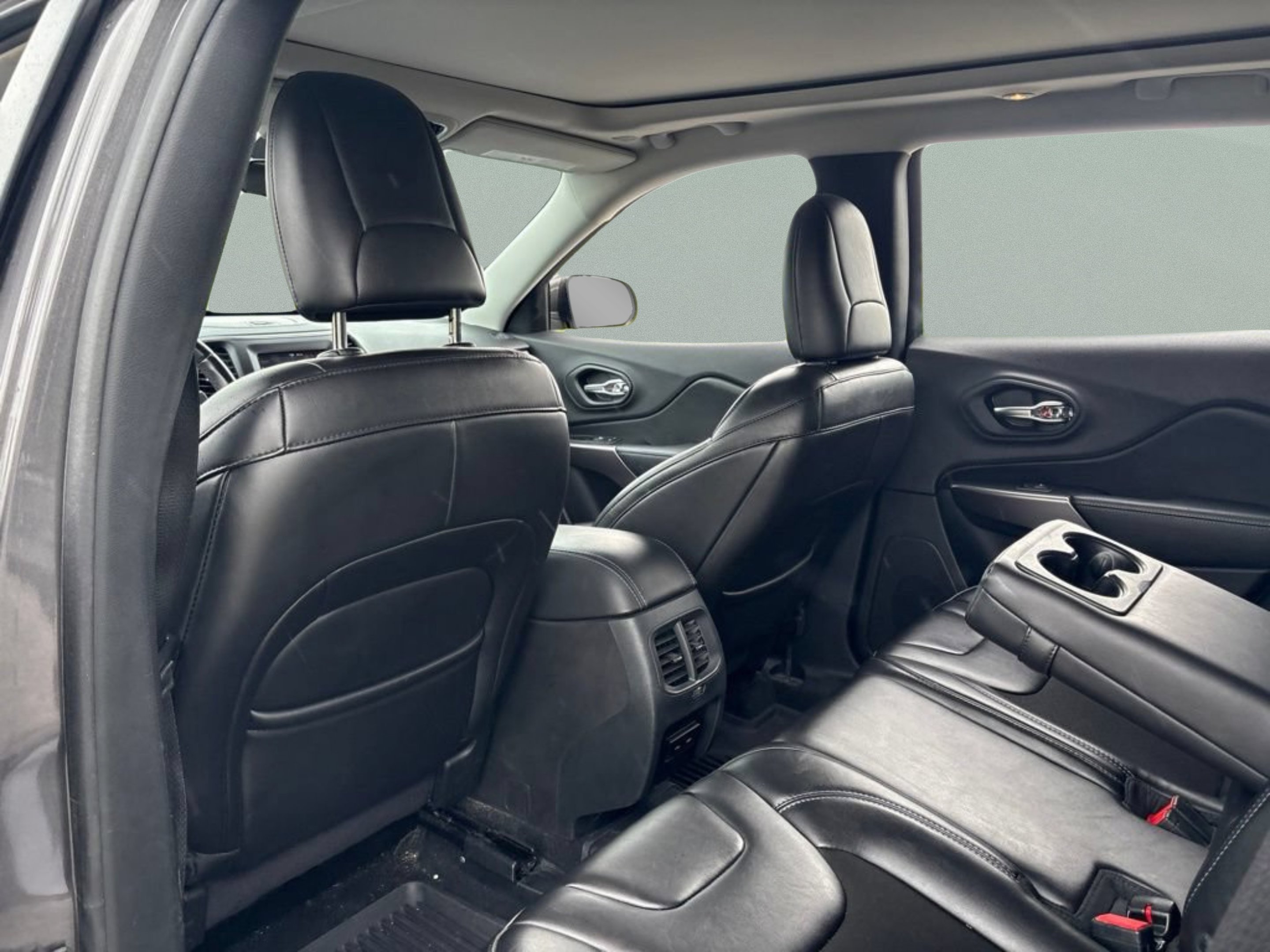 Used 2019 Granite Crystal Metallic Clearcoat Jeep Latitude Plus image 19