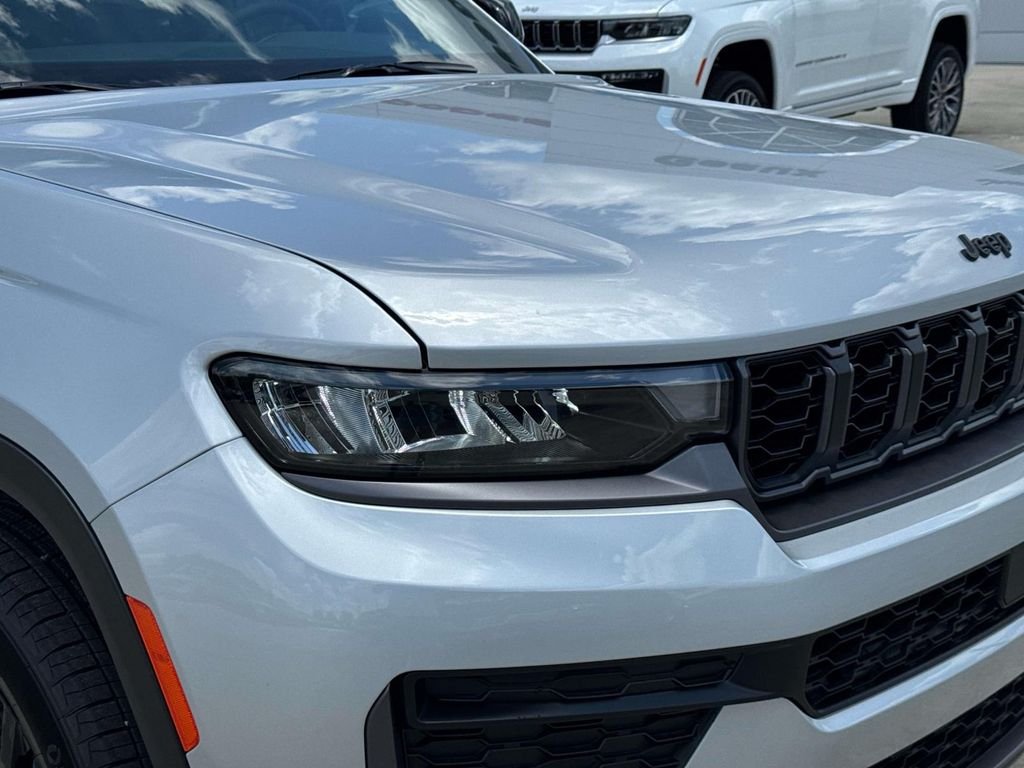 New 2026 Silver Zynith Exterior Paint Jeep Altitude image 3