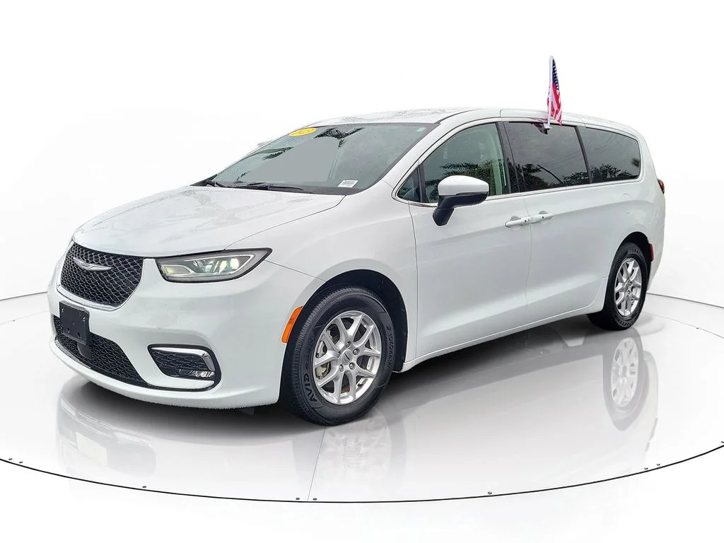 Used 2023 White Chrysler Touring L image 4