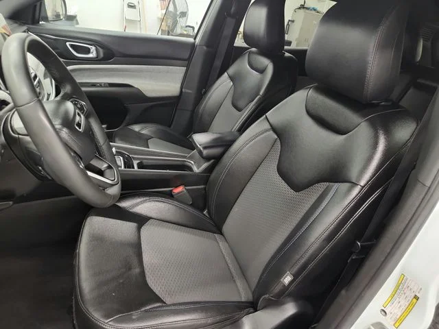 Used 2024 White Jeep Latitude image 19