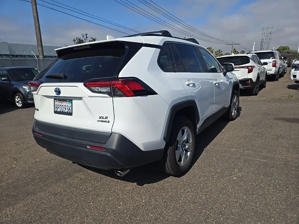 Used 2020 White Toyota XLE image 8