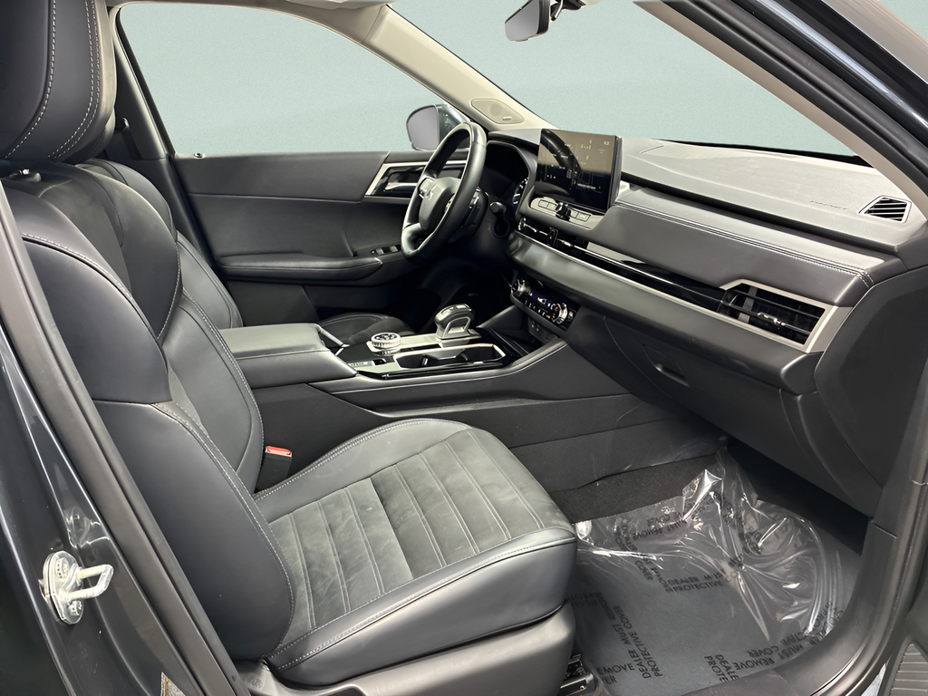 Used 2025  Mitsubishi SE image 29