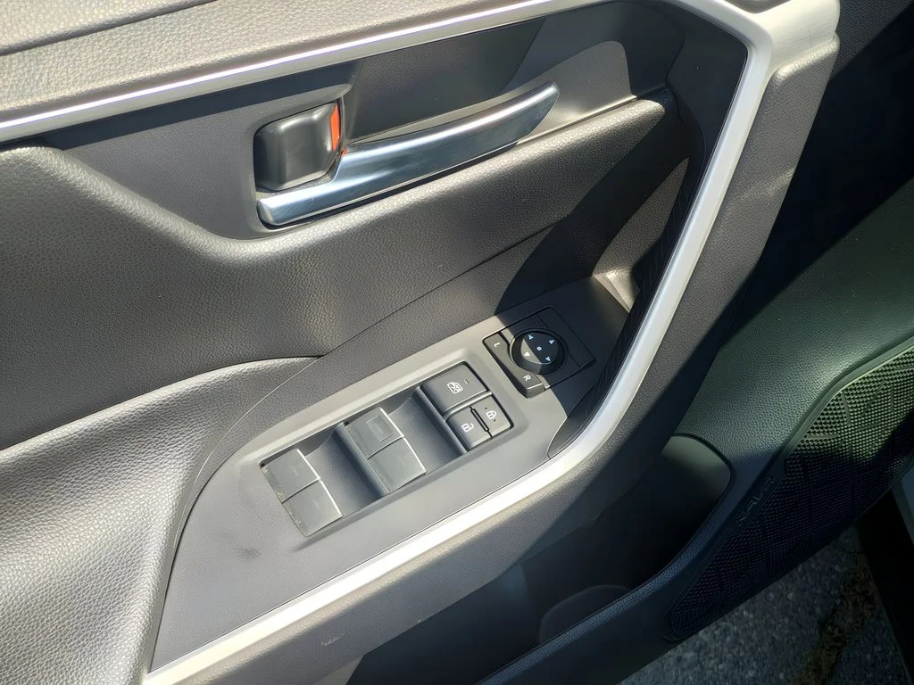 2023 Toyota RAV4 XLE - Photo 12
