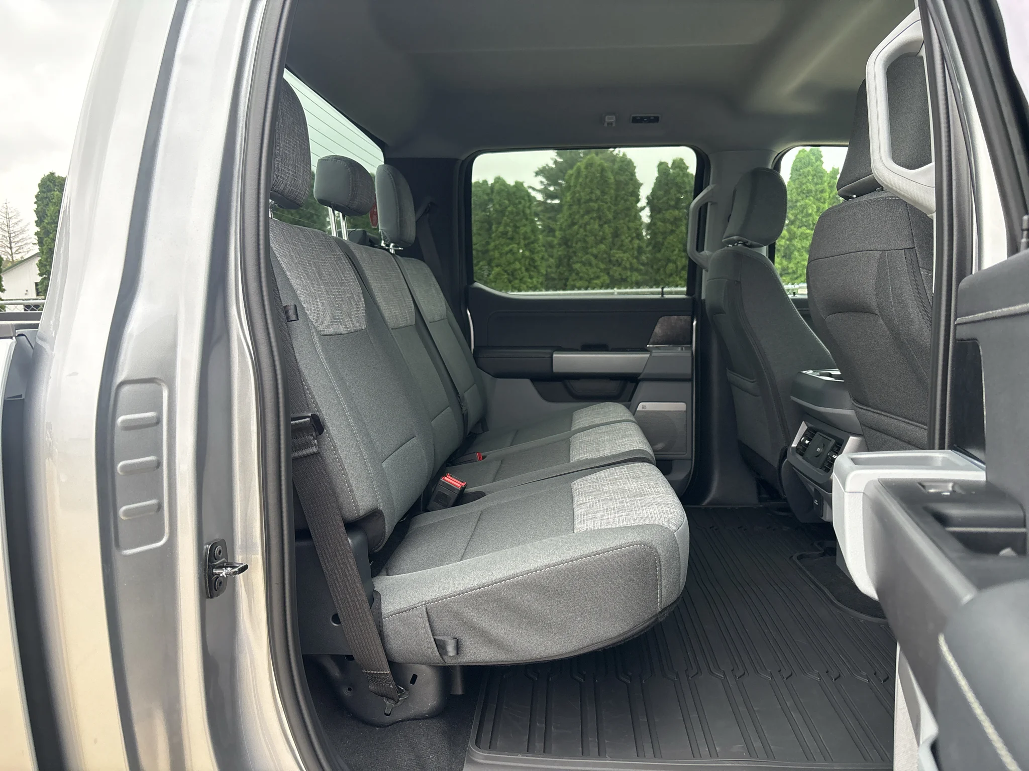 New 2027 Iconic Silver Metallic Ford F-250® XLT image 21