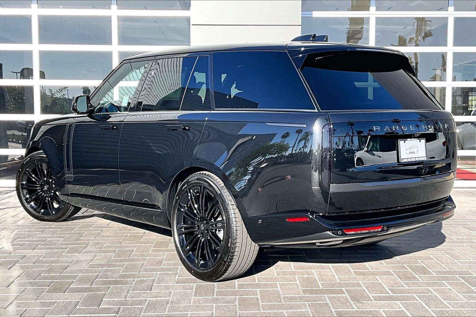 New 2027 Santorini Black Land Rover SE image 3