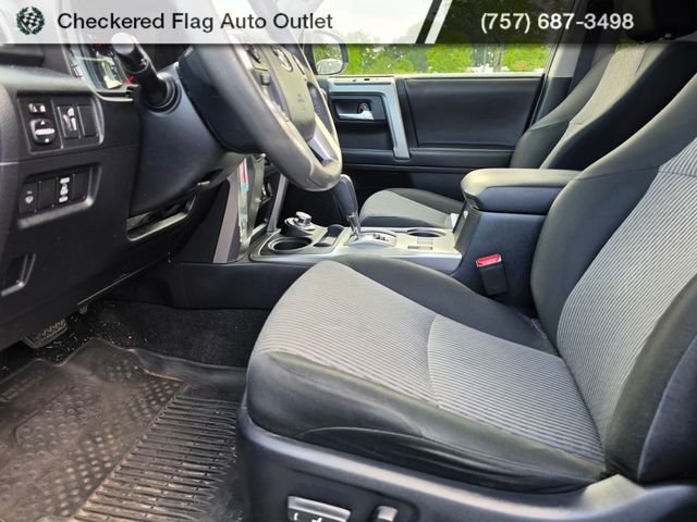 Used 2017 Nautical Blue Metallic Toyota SR5 image 9