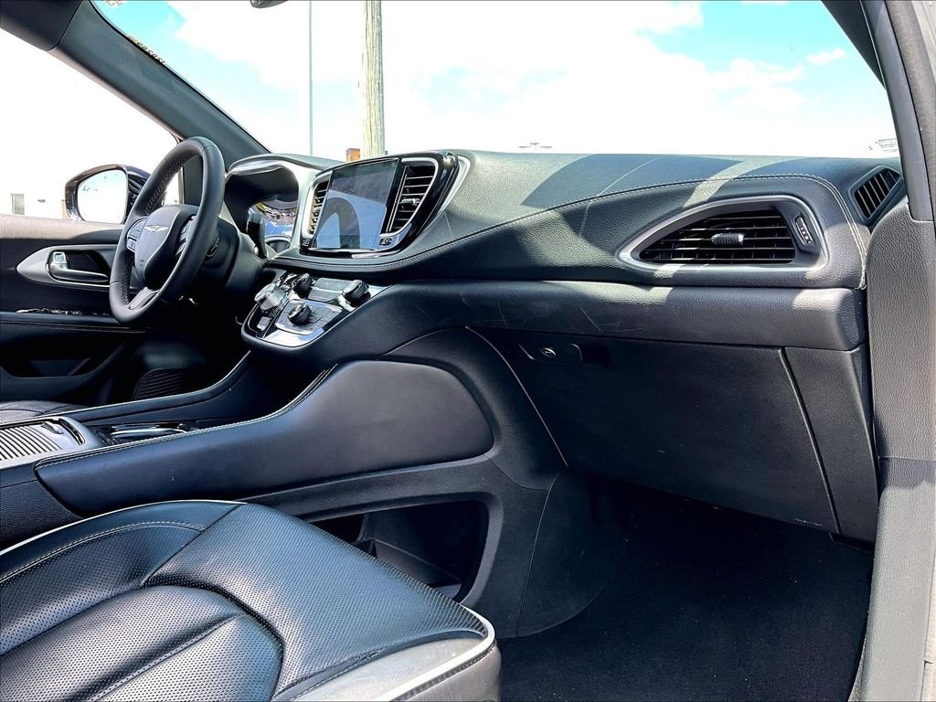 Used 2025 White Chrysler Limited image 14