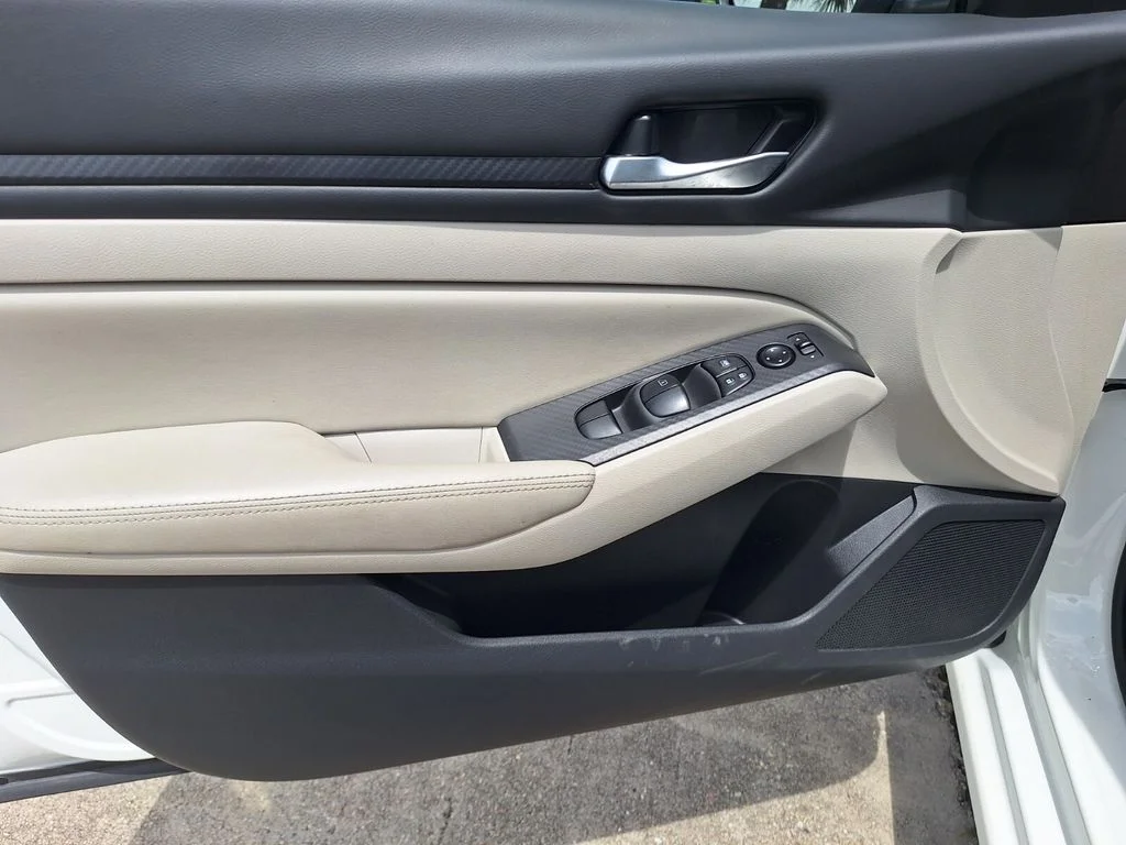 Used 2024 White Nissan 2.5 SV image 31