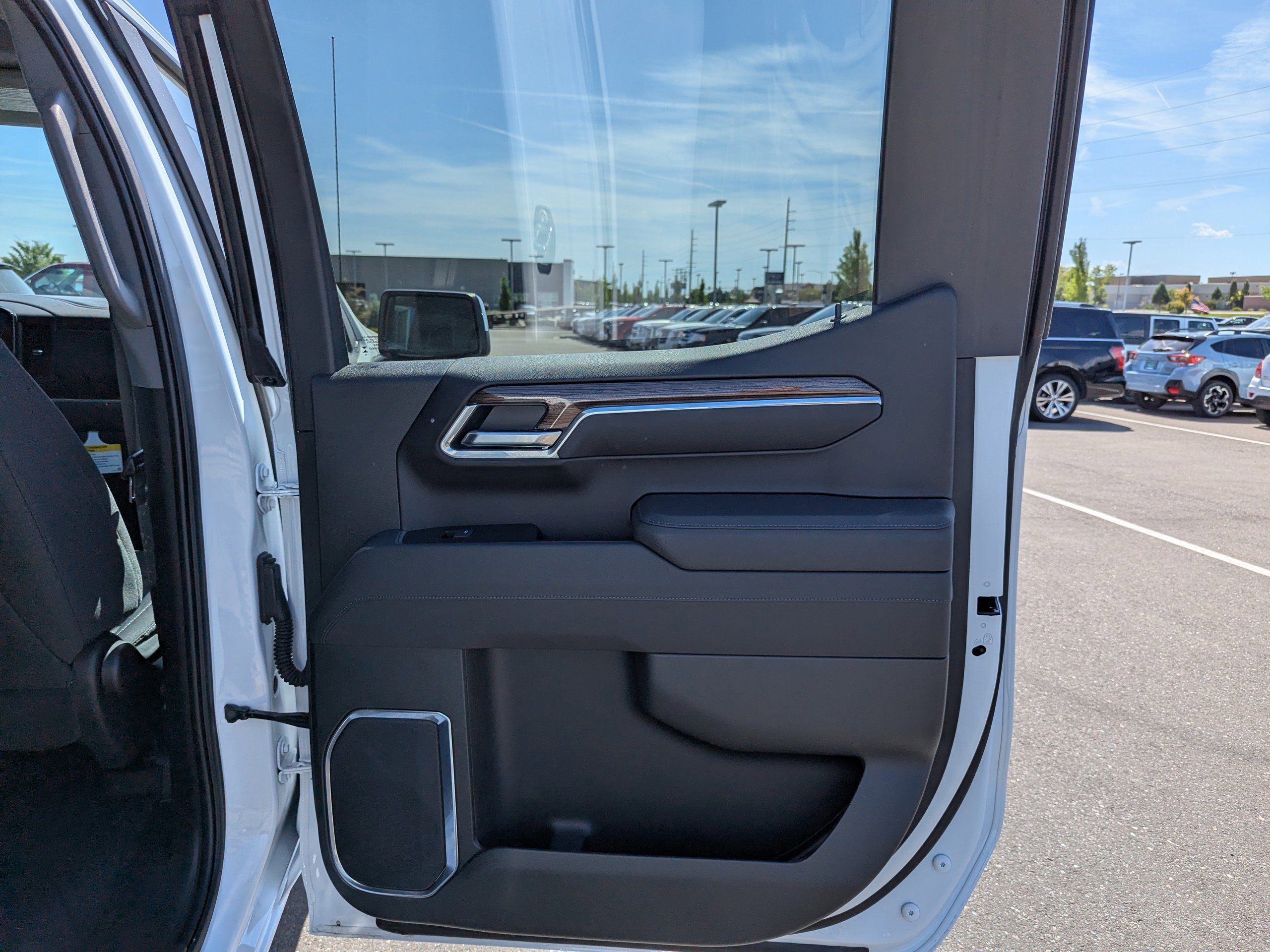 New 2025 Summit White Chevrolet LT image 36
