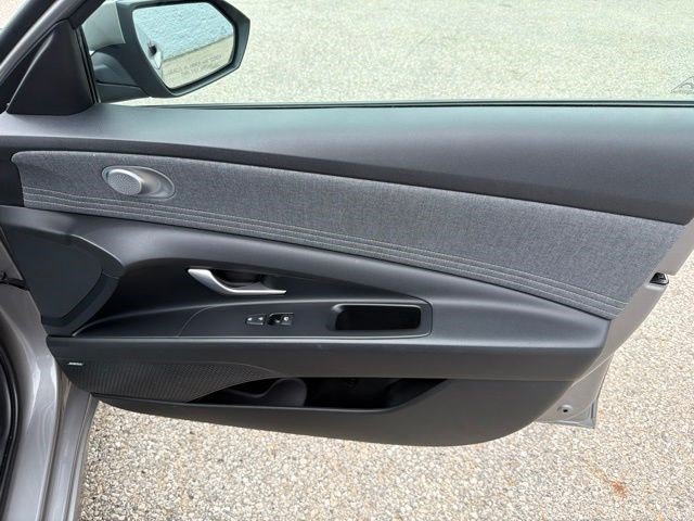 Used 2023 Fluid Metal Hyundai Limited image 19