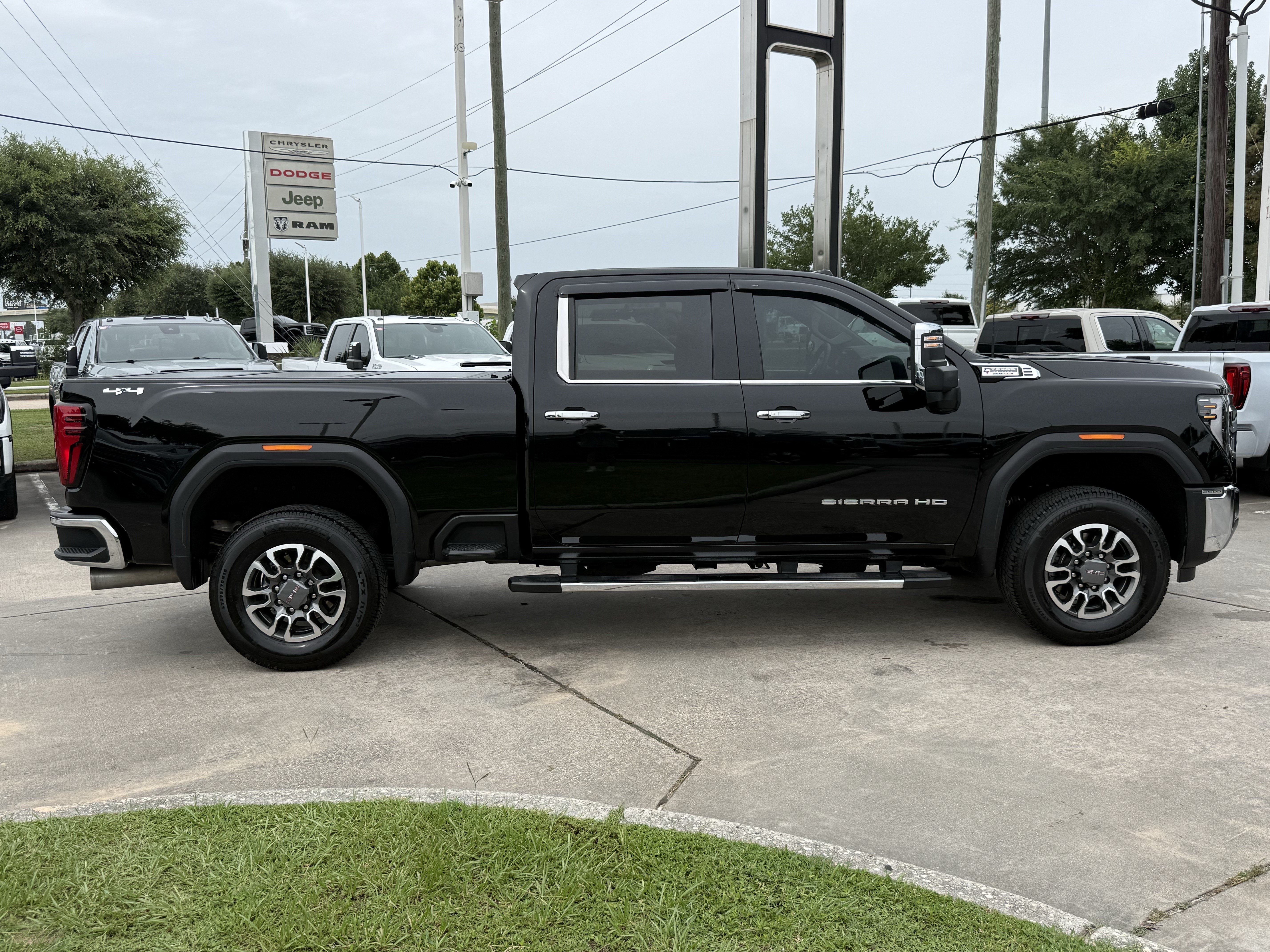 Used 2025 Onyx Black GMC SLT image 3