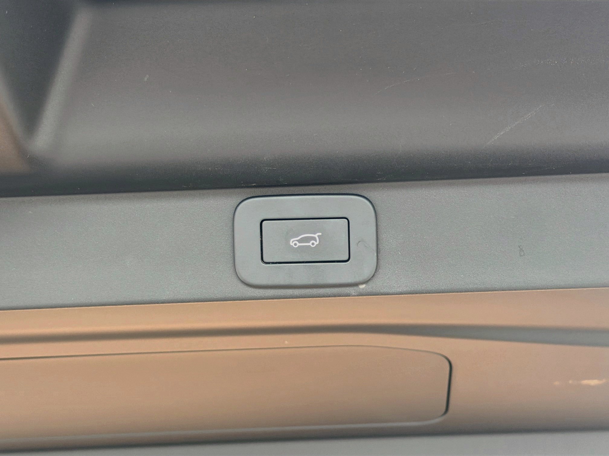 Used 2025 Gray Land Rover SE image 14