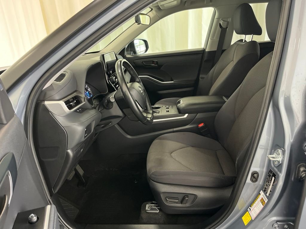 Used 2023 Blue Toyota LE image 3