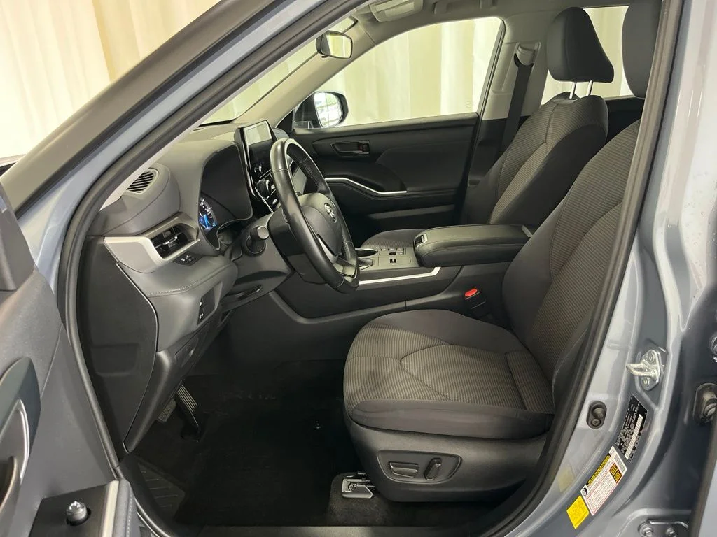 Used 2023 Blue Toyota LE image 3
