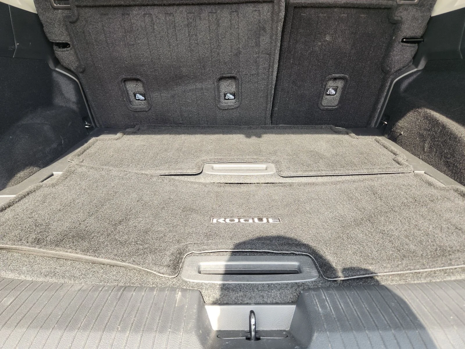 Used 2023 Silver Nissan SL image 29
