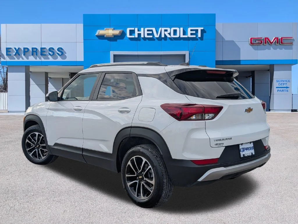 Used 2025 White Chevrolet LT image 5