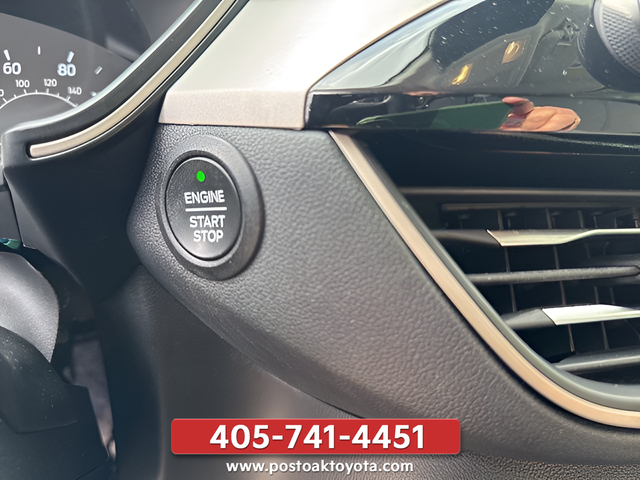 Used 2022 White Ford SE image 18