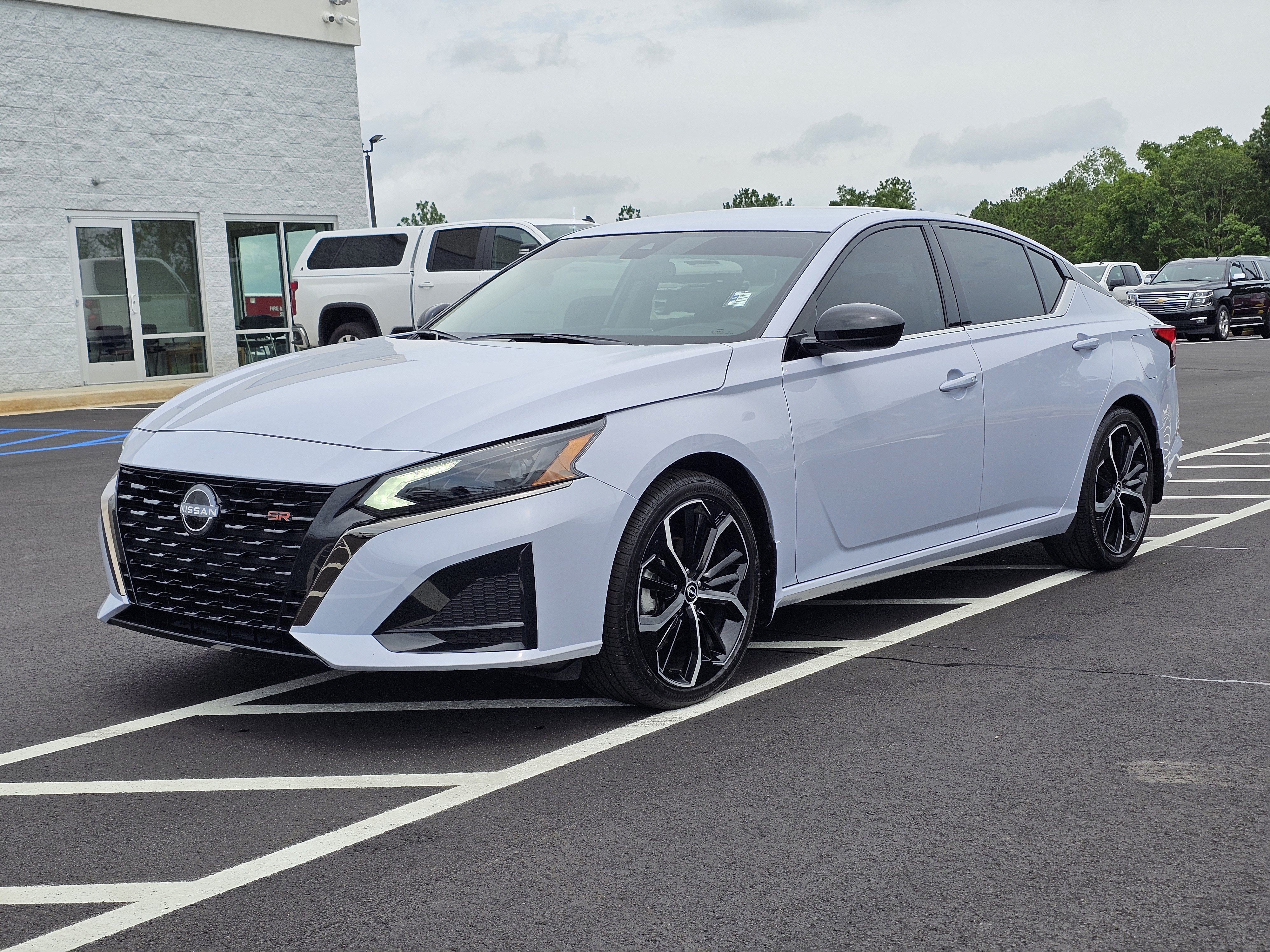 Used 2025 Gray Nissan SR FWD image 3