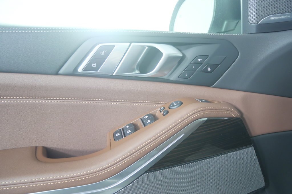 New 2026 Green Metallic BMW xDrive50e image 9