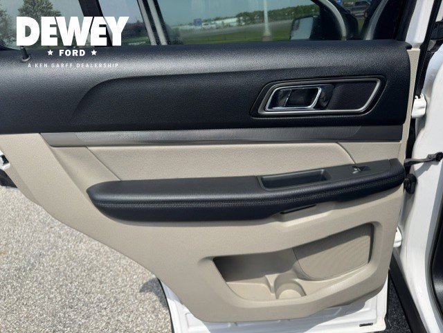 Used 2018 White Platinum Clearcoat Metallic Ford XLT image 25