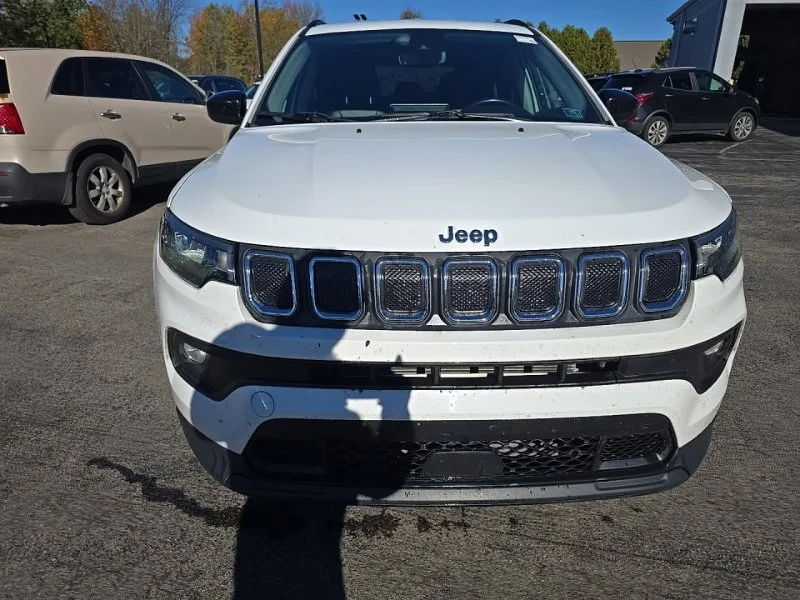 Used 2022 White Jeep Latitude image 2