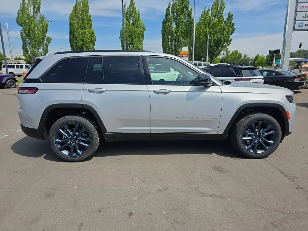 New 2026 Silver Zynith Exterior Paint Jeep  image 6