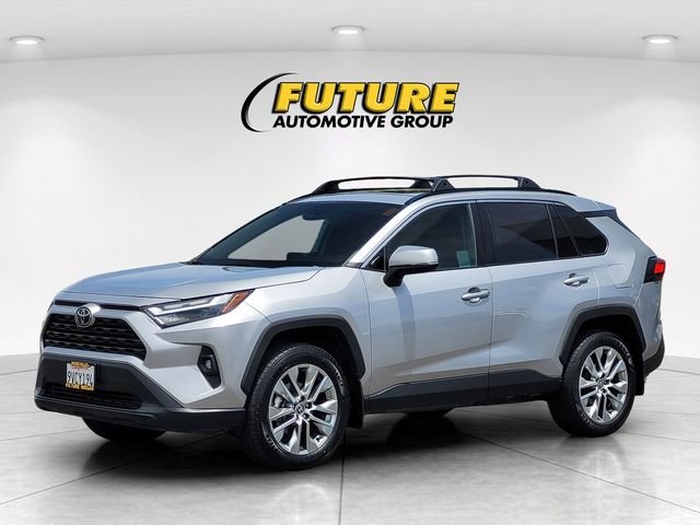 Used 2022 Silver Toyota XLE Premium image 5