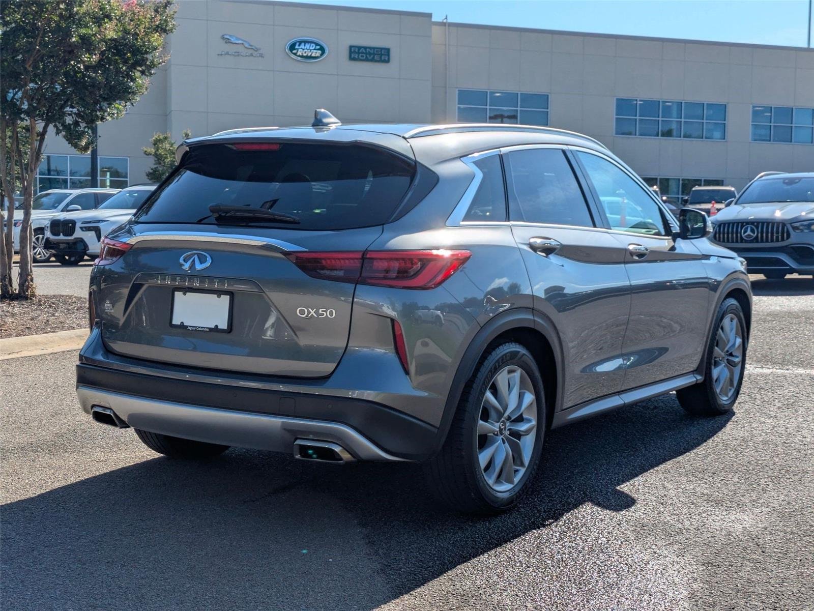 Used 2020  INFINITI  image 5
