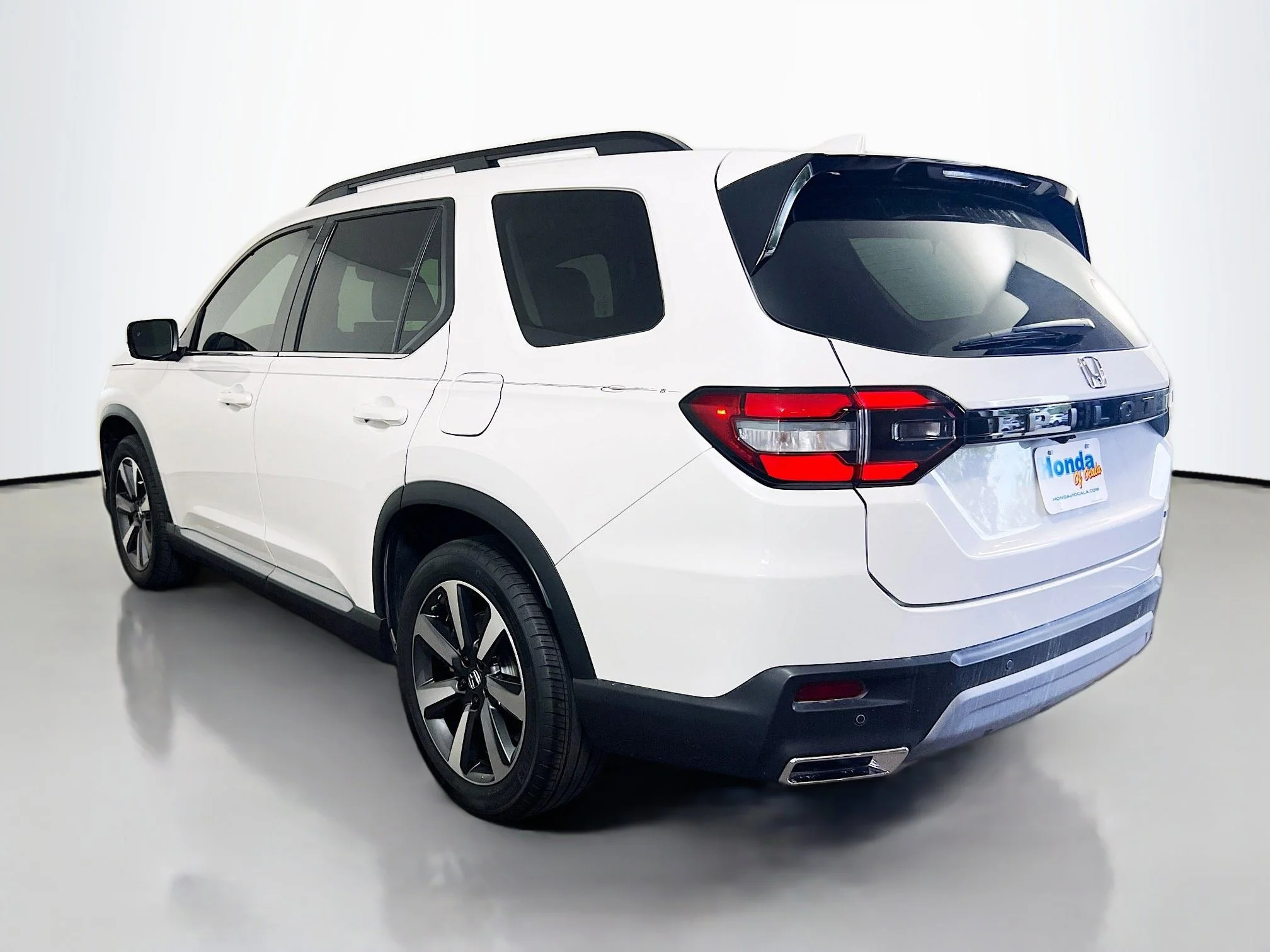 Certified Used 2025 Platinum White Pearl Honda 2WD Touring image 39