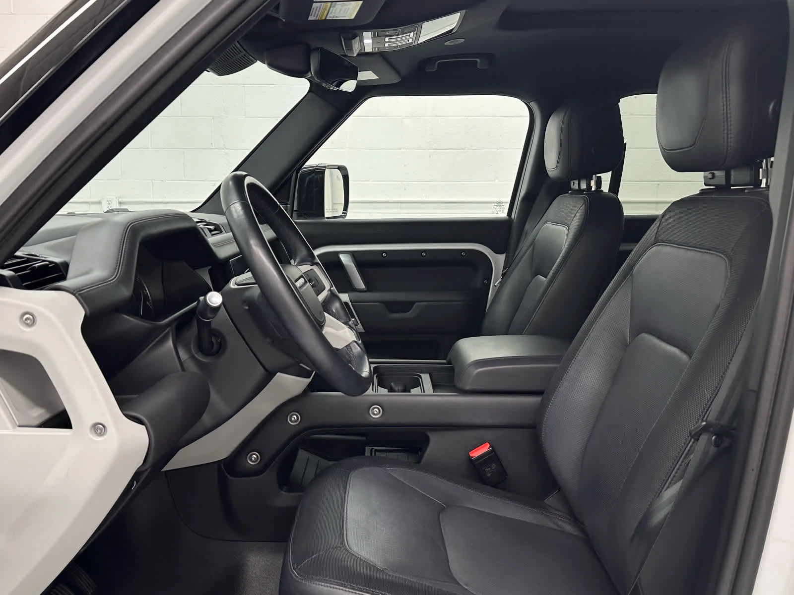 Used 2023 Fuji White Land Rover X-Dynamic SE image 11