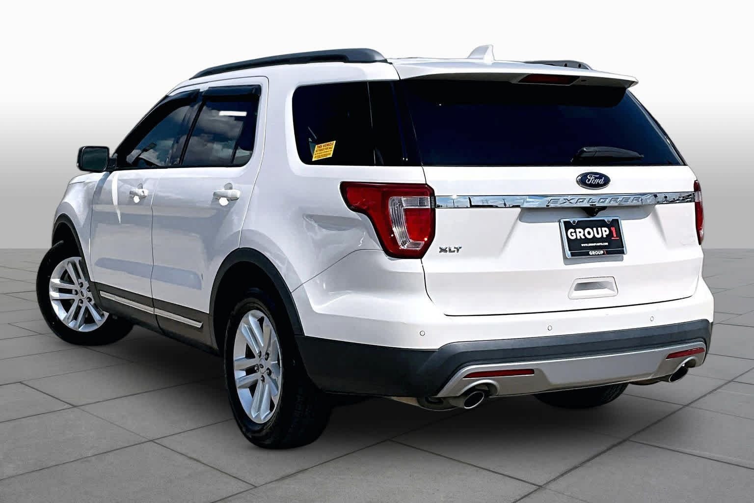 Used 2017 White Platinum Metallic Tri-Coat Ford XLT image 12