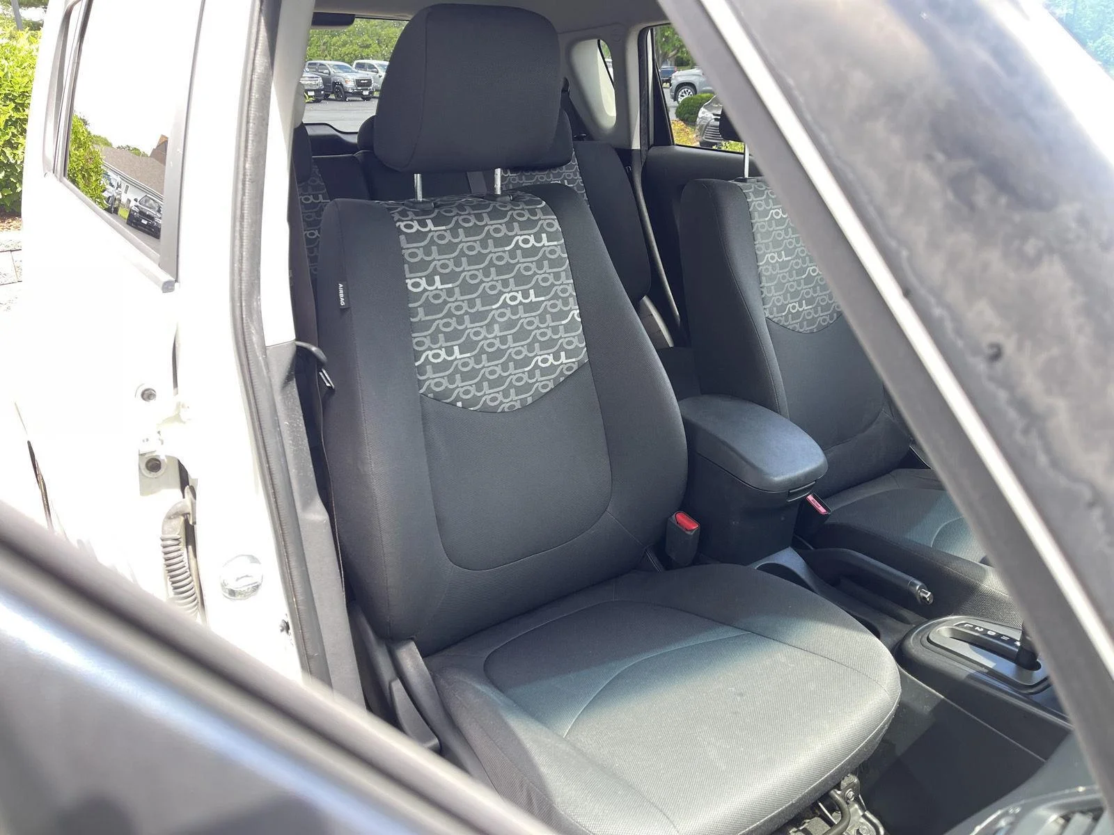 Used 2010 Clear White Kia + image 26