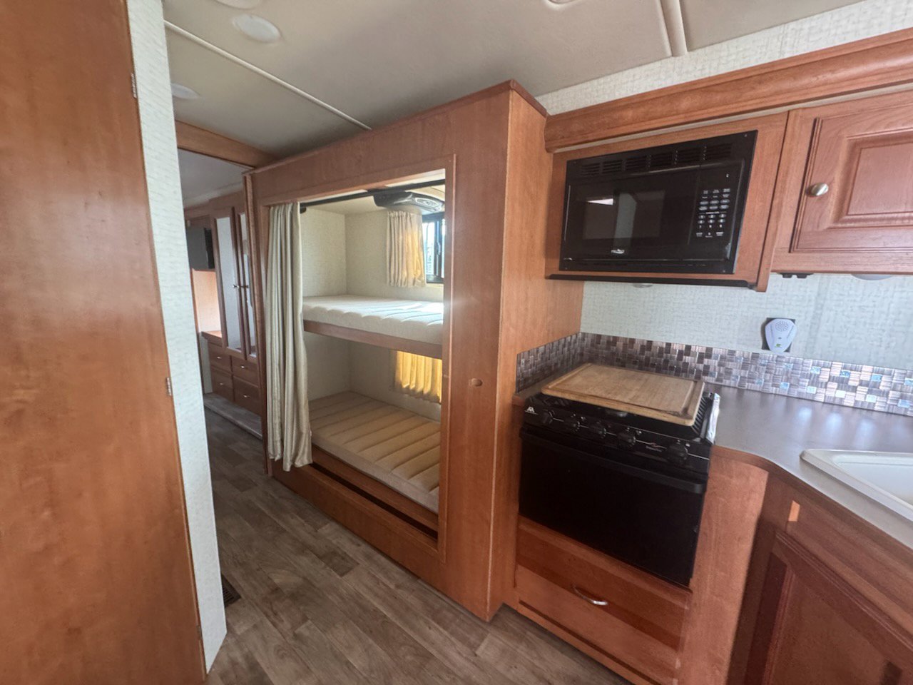 Used 2017  Winnebago 31BE image 11