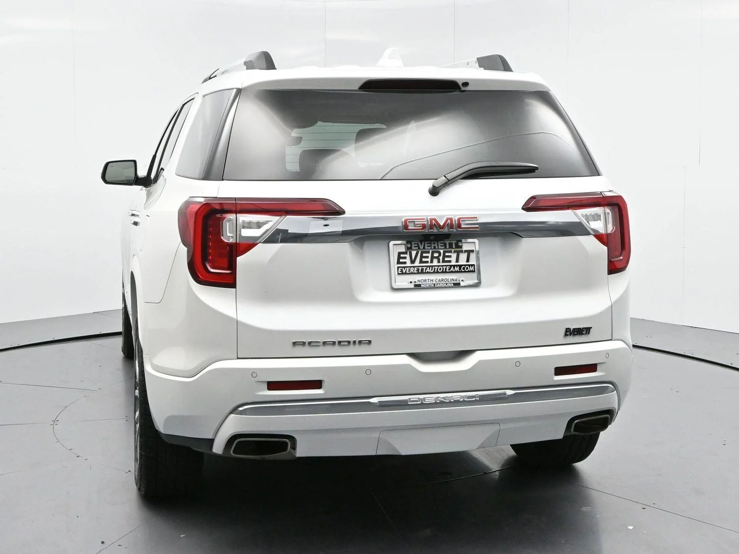 Used 2023 White Frost Tricoat GMC Denali image 6