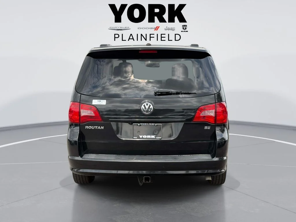 Used 2011 Black Volkswagen SE image 6
