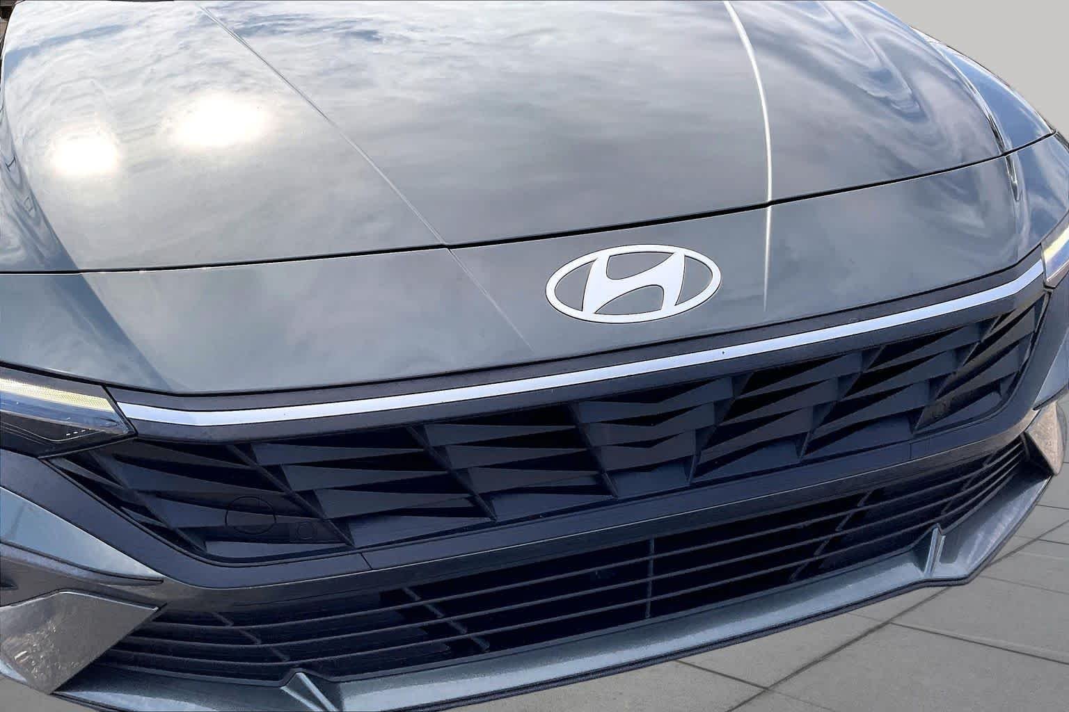 Used 2024 Amazon Gray Hyundai SEL image 28