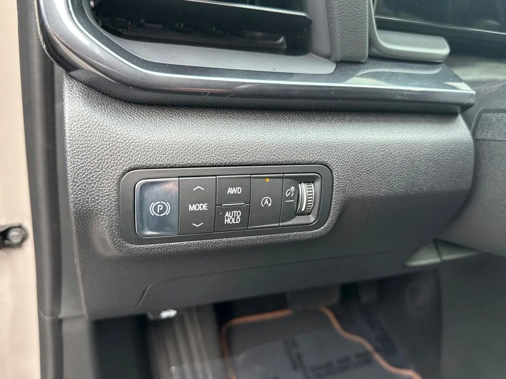Used 2026  GMC AT4 image 25